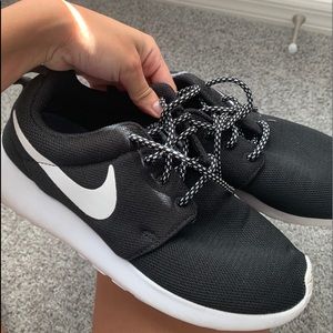 black and white nike roshe